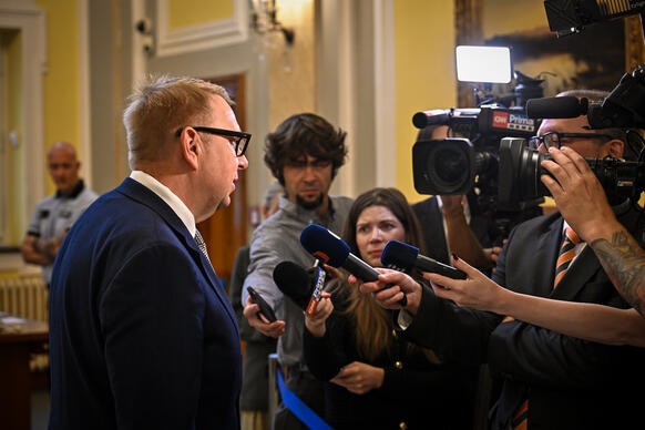 Ministr práce a sociálních věcí Aleš Juchelka hovoří s novináři po příchodu do Strakovy akademie, 31. srpna 2026.