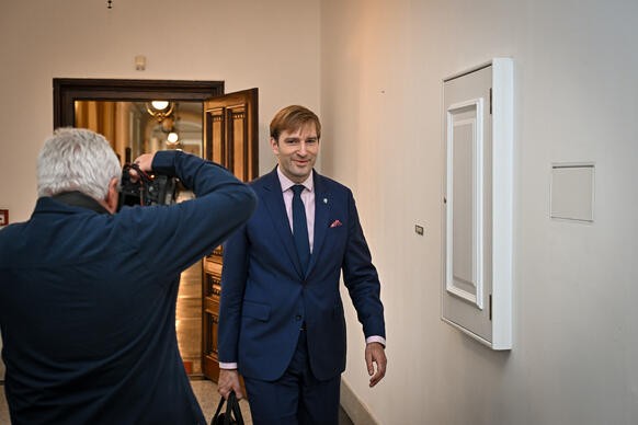 Ministr zdravotnictví Adam Vojtěch přichází k jednacímu sálu vlády ve Strakově akademii, 31. srpna 2026.