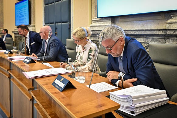 Ministr obrany Lubomír Metnar se připravuje na začátek zasedání vlády, 31. srpna 2026.