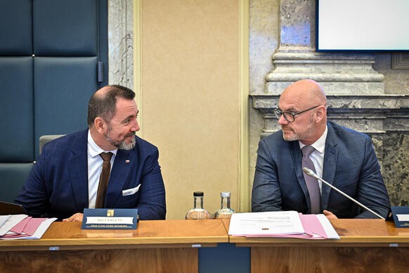 Ministr životního prostředí Igor Červený v debatě s ministrem školství, mládeže a tělovýchovy Robertem Plagou, 31. srpna 2026.
