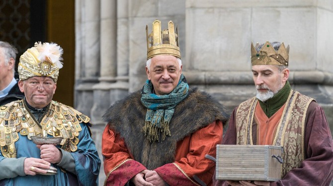 astn nov rok popeje Olomouanm v tkrlovm pevleku hejtman, primtor a biskup