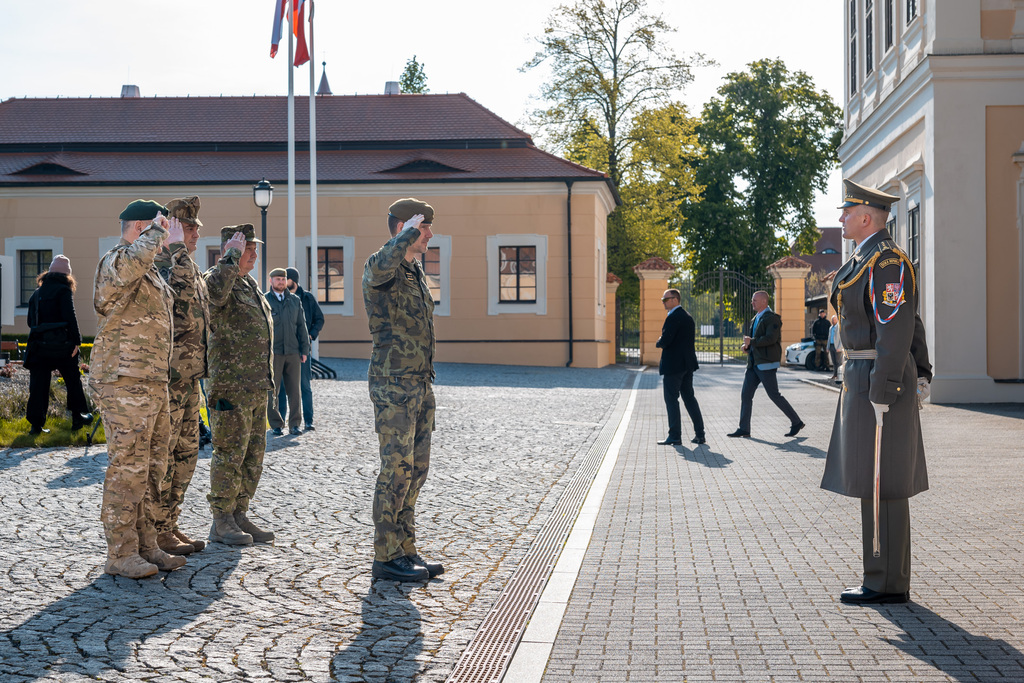 Nelnk Generlnho tbu AR generlporuk Karel ehka pivtal nejvy armdn pedstavitele Maarska, Polska a Slovenska v liblickm zmku