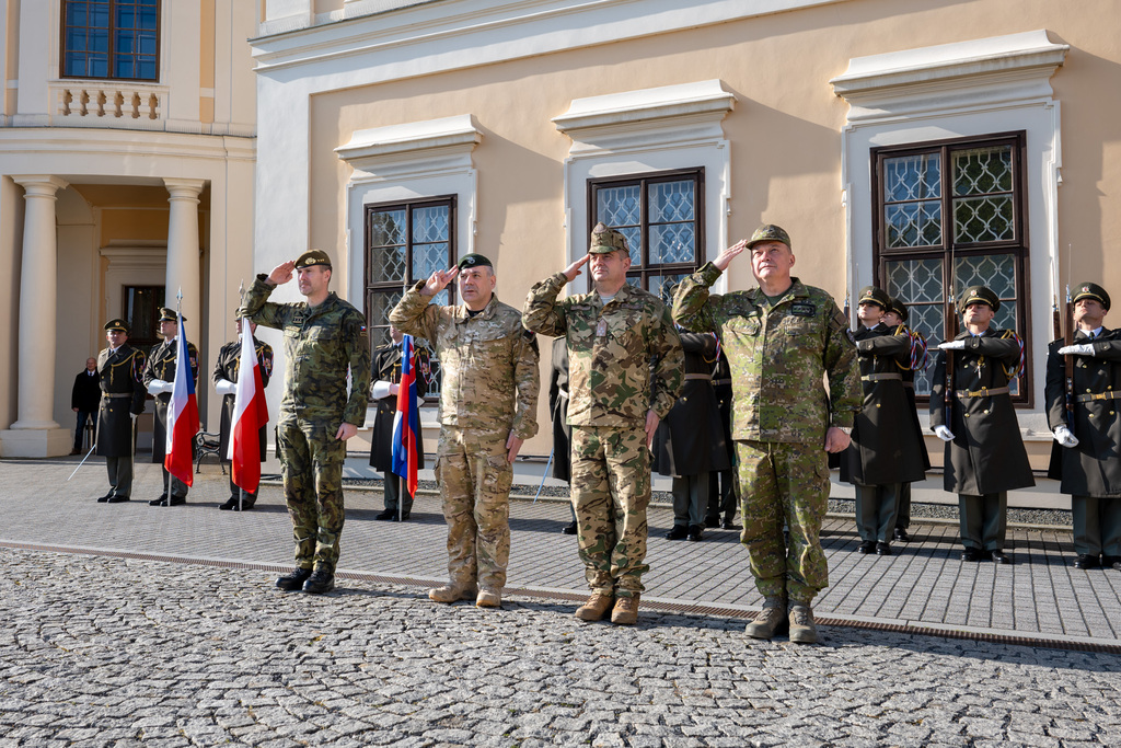 Na ndvo liblickho zmku se uskutenil slavnostn ceremonil s vojenskmi poctami 