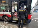 Policisté dohlížejí na veřejný pořádek v městské dopravě.Foto Policie ČR