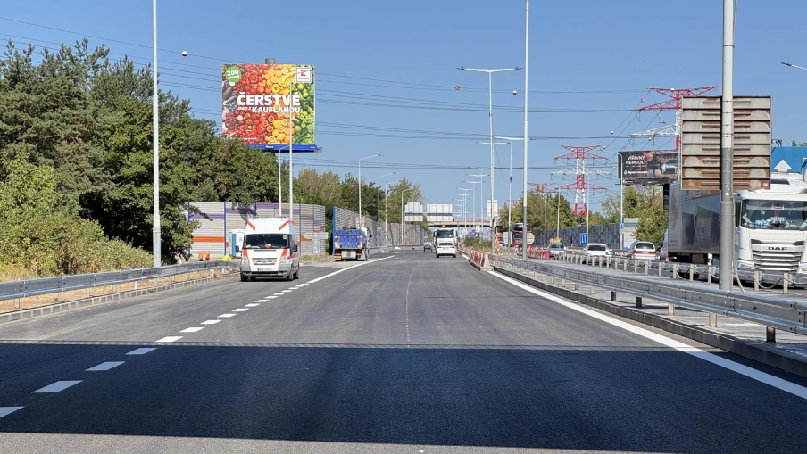 Zrekonstruovan� Kbelsk� ulice v Praze.