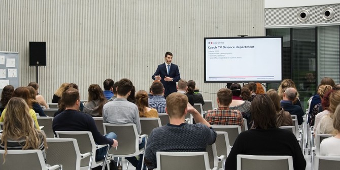 Daniel Stach besedoval s mladmi vdci v atriu CEITEC.