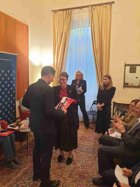 Jozef �p�nik p�i p�ed�v�n� K��e �sOL za z�sluhy o realizaci projektu Legie 100 
