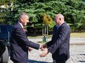 Bulharský premiér Rumen Radev vítá českého premiéra Andreje Babiše před začátkem slavnostní ceremonie, 16. září 2026.