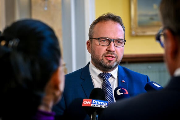 Ministr pr�ce a soci�ln�ch v�c� Marian Jure�ka hovo�� s novin��i po rann�m jedn�n� se z�stupci odbor�, 8. ��jna 2025.
