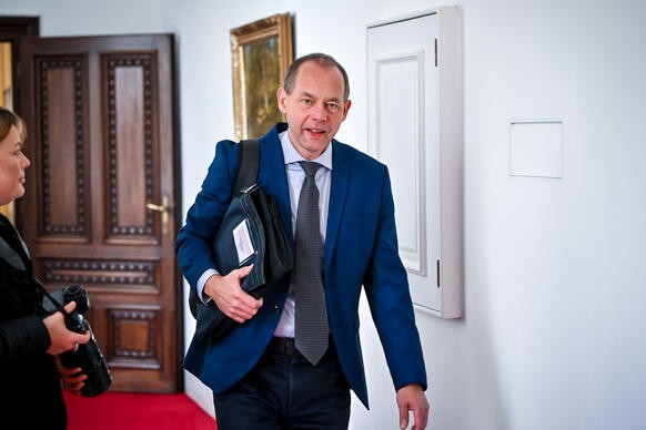 Ministr pro m�stn� rozvoj Petr Kulh�nek p�ich�z� na zased�n� vl�dy, 8. ��jna 2025.