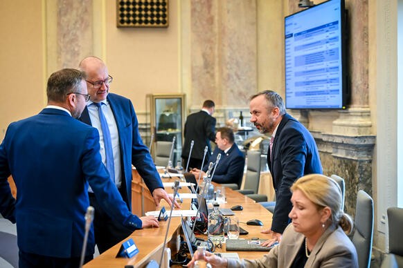 Ministr pro v�du, v�zkum a inovace M. �en�ek v debat� s vicepremi�rem M. Jure�kou a ministrem M. Bekem, 8. ��jna 2025.
