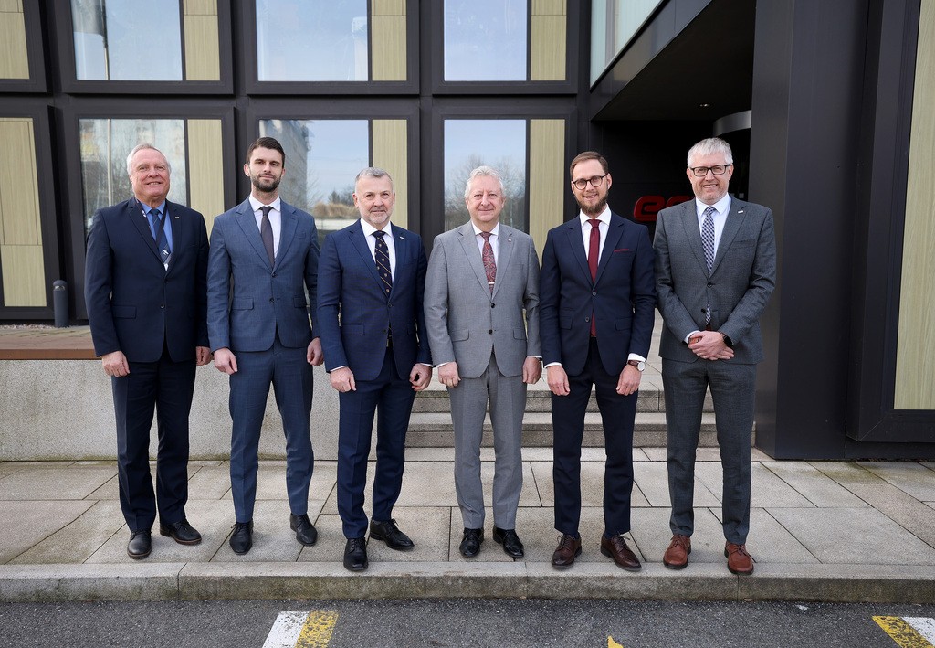 Ministr obrany nav�t�vil spole�nost ERA v Pardubic�ch