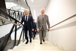 Ministr obrany nav�t�vil spole�nost ERA v Pardubic�ch