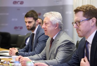 Ministr obrany nav�t�vil spole�nost ERA v Pardubic�ch