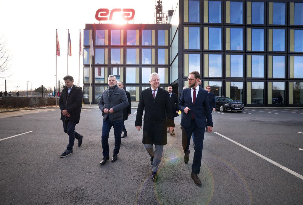 Ministr obrany nav�t�vil spole�nost ERA v Pardubic�ch