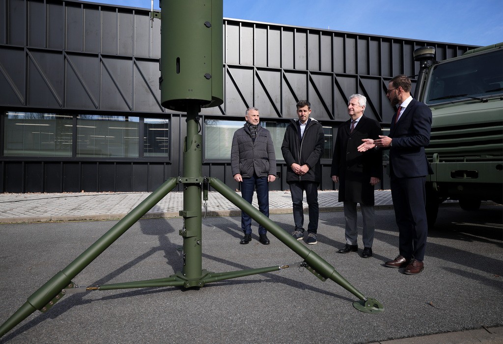 Ministr obrany nav�t�vil spole�nost ERA v Pardubic�ch