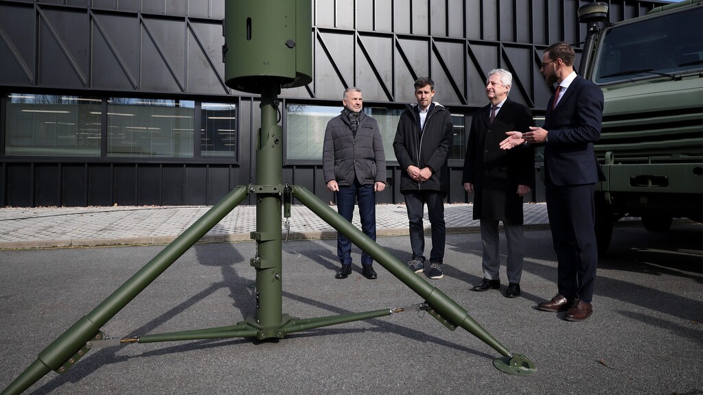 Ministr obrany nav�t�vil spole�nost ERA v Pardubic�ch