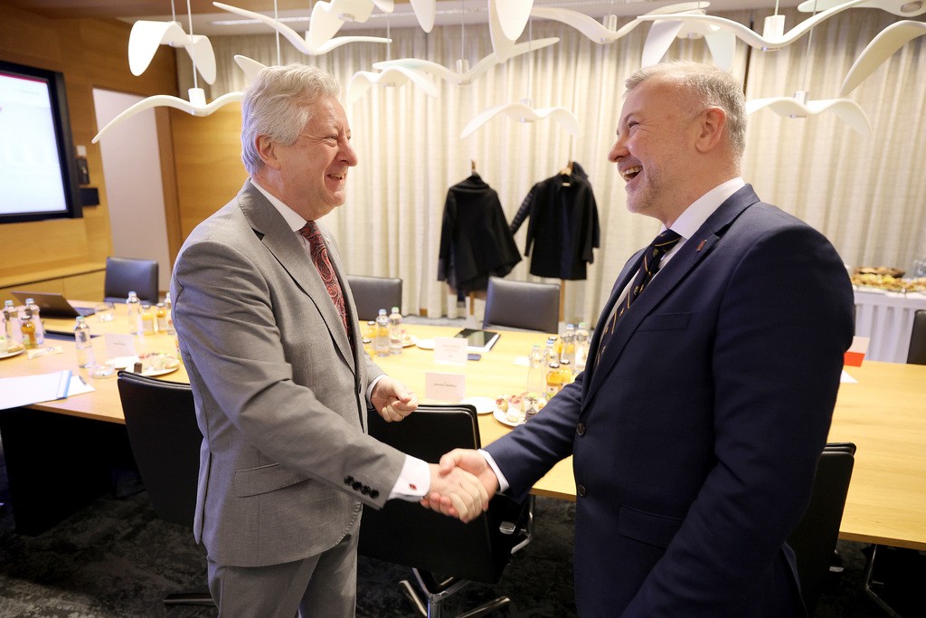 Ministr obrany nav�t�vil spole�nost ERA v Pardubic�ch