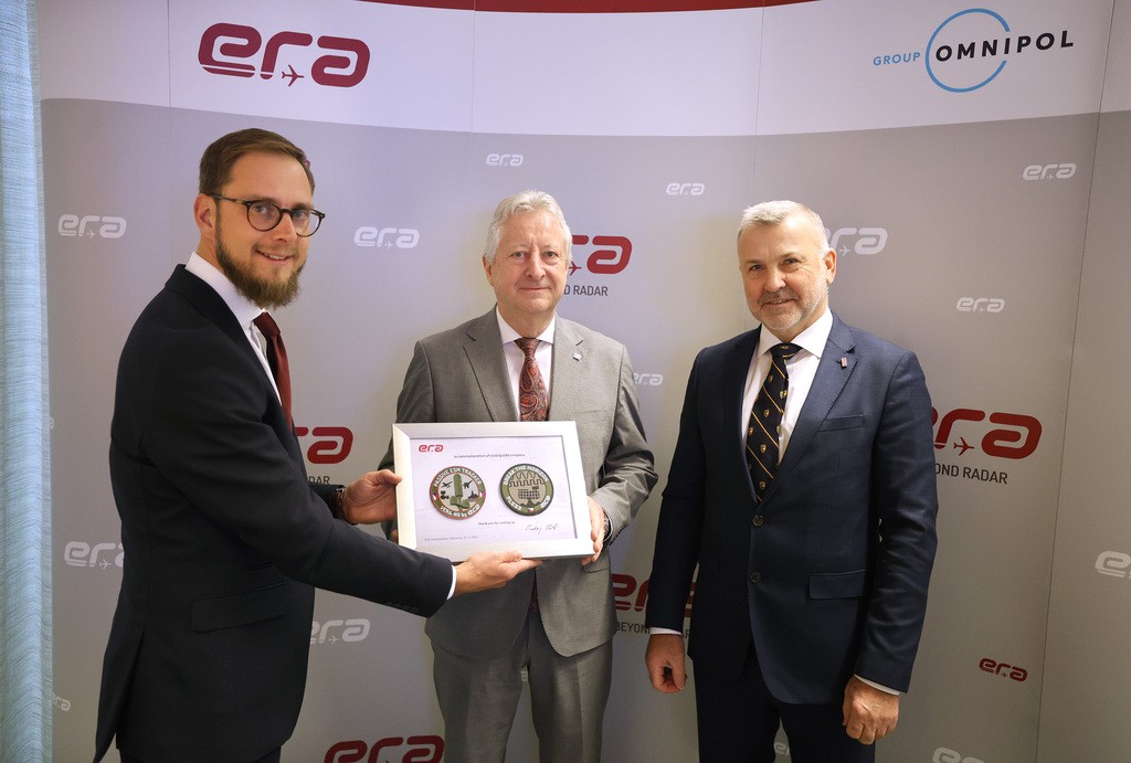 Ministr obrany nav�t�vil spole�nost ERA v Pardubic�ch