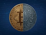 Porovnání bitcoinu a tradiční měny jako symbol střetu digitálních a fiat peněz