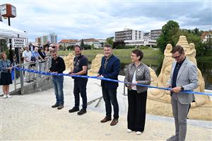Jubilejn� ro�n�k v�stavy Sochy z p�sku v P�sku vypr�v� p��b�h �eky a m�sta