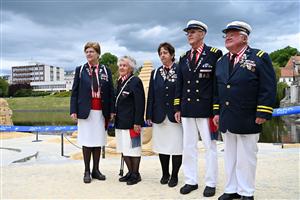 Jubilejn� ro�n�k v�stavy Sochy z p�sku v P�sku vypr�v� p��b�h �eky a m�sta