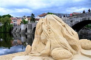 Jubilejn� ro�n�k v�stavy Sochy z p�sku v P�sku vypr�v� p��b�h �eky a m�sta