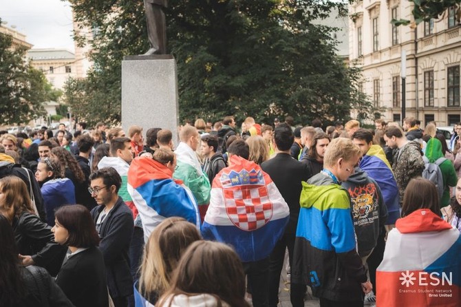 Vlajkov prvod vyel od sochy TGM ped budovou Masarykovy univerzity a proel pes nmst Svobody a na Filozofickou fakultu MU.