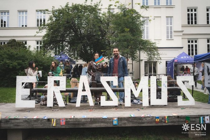 Na dvorku filozofick fakulty zaal v 16.30 Erasmus Festival, kter trval a do pozdnho veera.