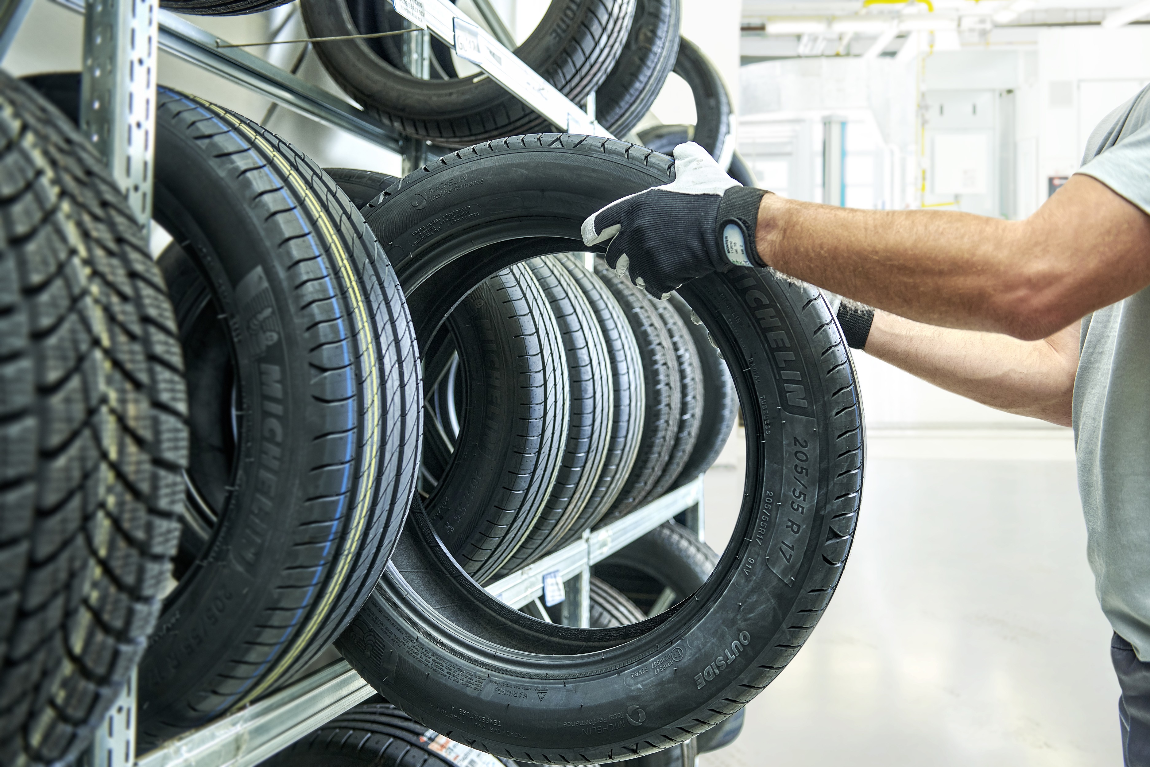 Taking-tyre-from-tyre-hotel-detail_78e28c01