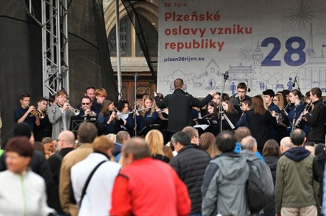 Tm 50 tisc lid oslavilo v Plzni vznik republiky, po dvou letech se do ulic vrtil lampionov prvod