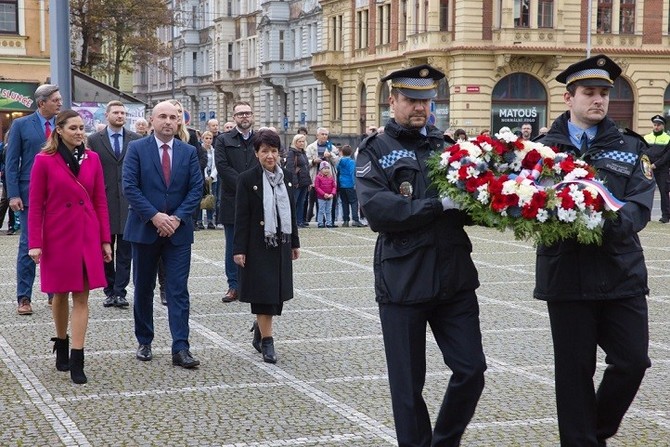 Tm 50 tisc lid oslavilo v Plzni vznik republiky, po dvou letech se do ulic vrtil lampionov prvod