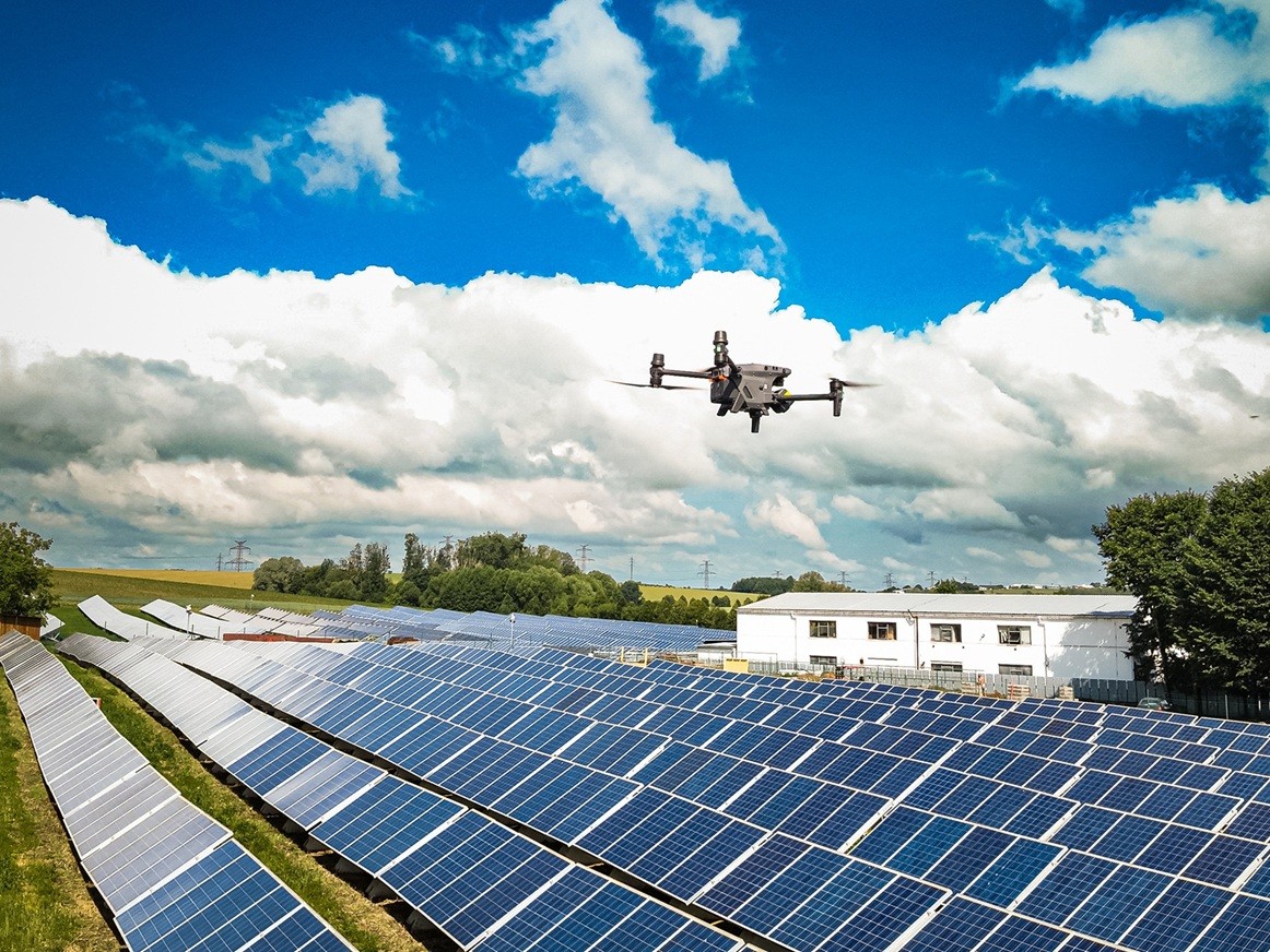 ilustrační kontrola fotovoltaické elektrárny