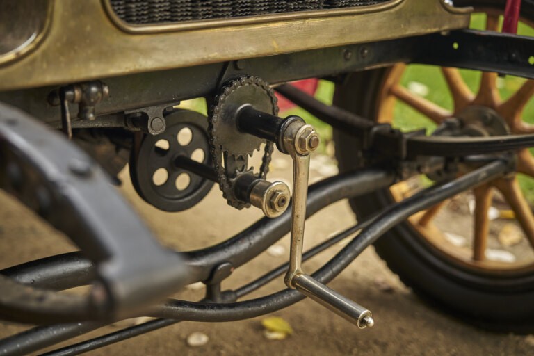 Luxus v podobě startování klíčem či tlačítkem přišel až mnohem později. Před 120 lety musel šofér před vůz.