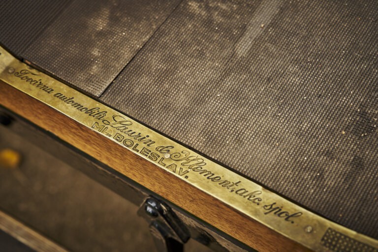 Kohout, pumpa, klika. Nastartujte první automobil z Mladé Boleslavi