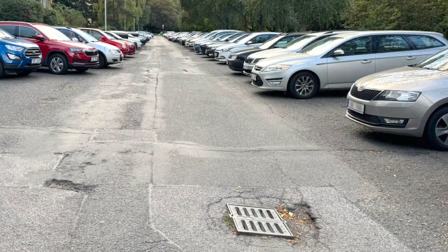 Katovická ulice v Praze 8 před rekonstrukcí.