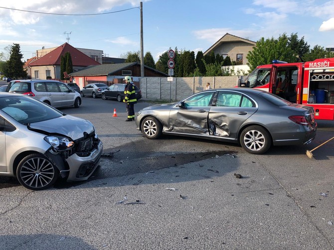 Kdy volat k potížím na silnici policii? Zdaleka nejde jen o výši škody 