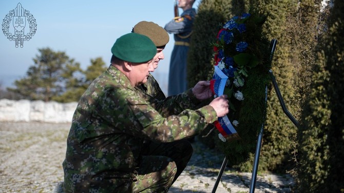 Jednn pedchzel slavnostn ceremonil s vojenskmi poctami 