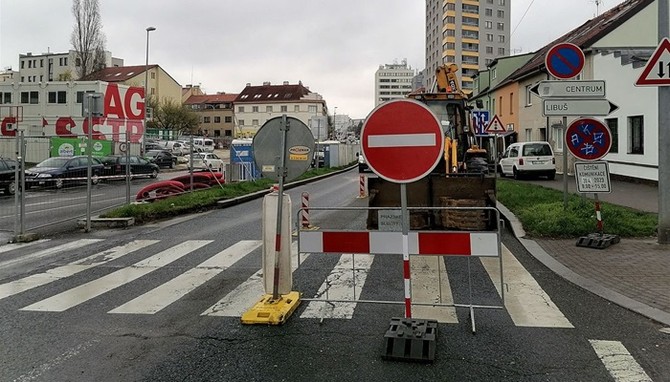 Havrie vodovodu jet vce omezila dopravu u kiovatky Antala Staka a Na Stri