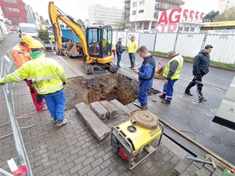 Havrie vodovodu jet vce omezila dopravu u kiovatky Antala Staka a Na Stri