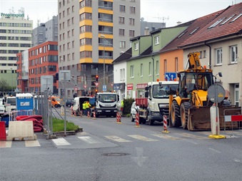 Havrie vodovodu jet vce omezila dopravu u kiovatky Antala Staka a Na Stri