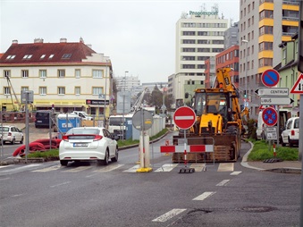 Havrie vodovodu jet vce omezila dopravu u kiovatky Antala Staka a Na Stri