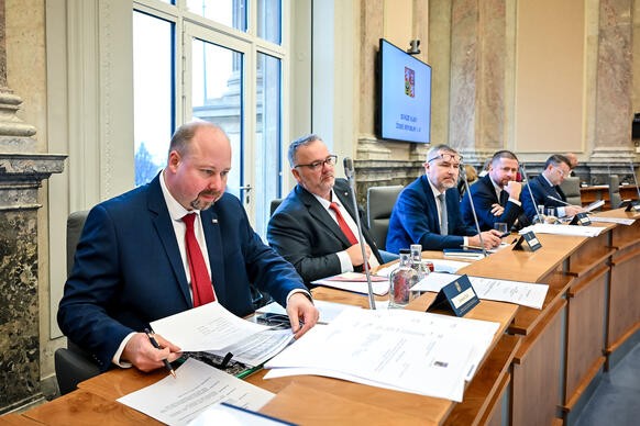 Ministr spravedlnosti Jeroným Tejc se s kolegy připravuje na zahájení první pracovní schůze vlády, 16. prosince 2025.