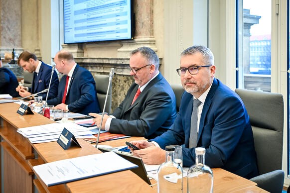 Ministr zemědělství Martin Šebestyán a ministr dopravy Ivan Bednárik se chystají na zahájení schůze vlády, 16. prosince 2025.