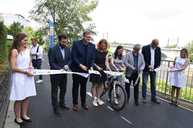 Karlnsk st cyklostezky A2 lk cyklisty i p na zbrusu nov povrch