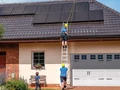 Instalace fotovoltaick�ch panel� na st�echu domu