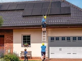 Instalace fotovoltaick�ch panel� na st�echu domu
