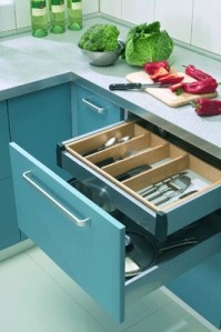 Elegantní, úsporné a praktické řešení uložení příborového servisu