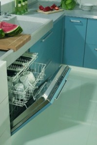 Myčku na nádobí zabudovanou do kuchyňské linky nerozeznáte od ostatních skříněk
