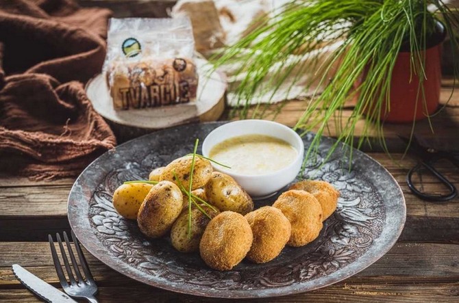 Recept na smažené tvarůžky s pažitkou a domácí tatarkou